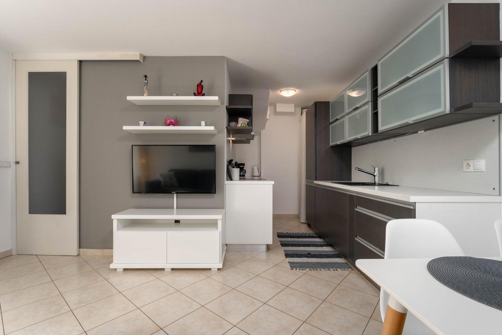 Degrassi Square Apartments (Adults Only) Vrsar Extérieur photo