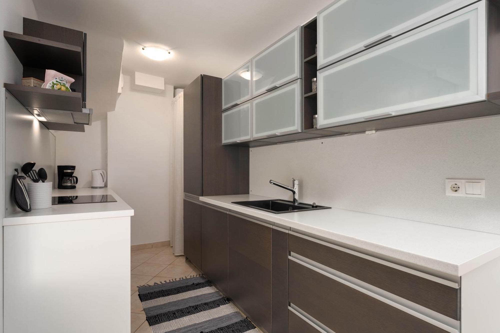 Degrassi Square Apartments (Adults Only) Vrsar Extérieur photo