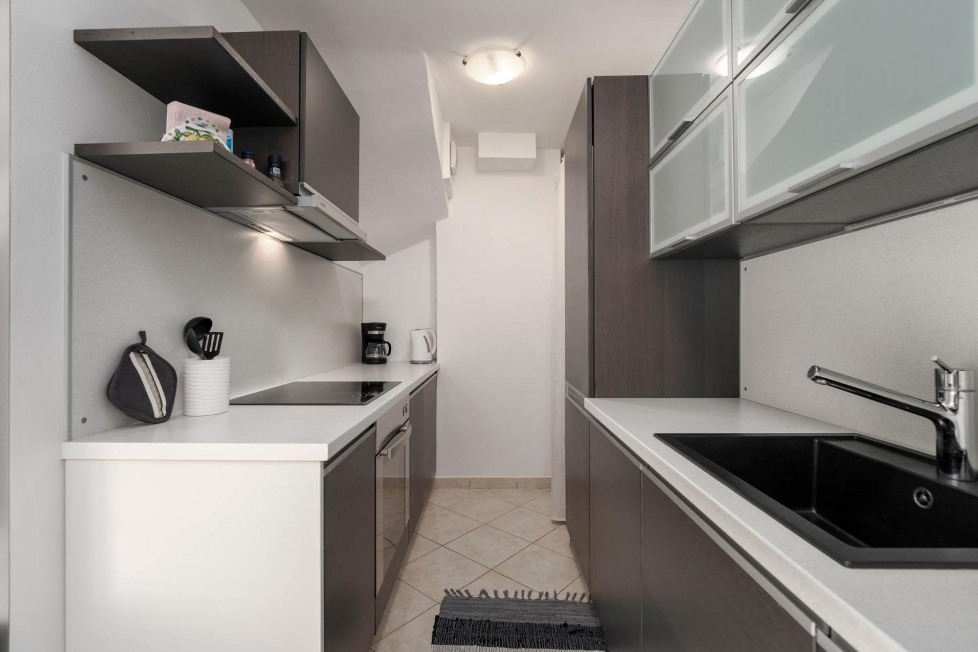 Degrassi Square Apartments (Adults Only) Vrsar Extérieur photo