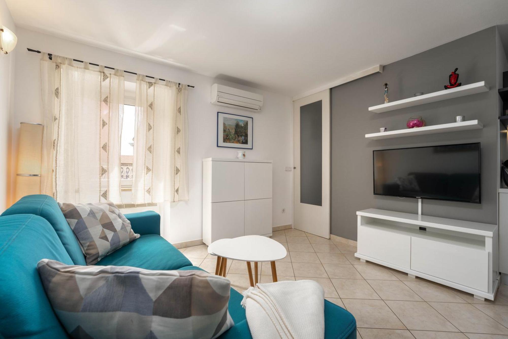 Degrassi Square Apartments (Adults Only) Vrsar Extérieur photo