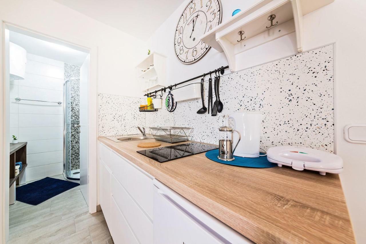 Degrassi Square Apartments (Adults Only) Vrsar Extérieur photo