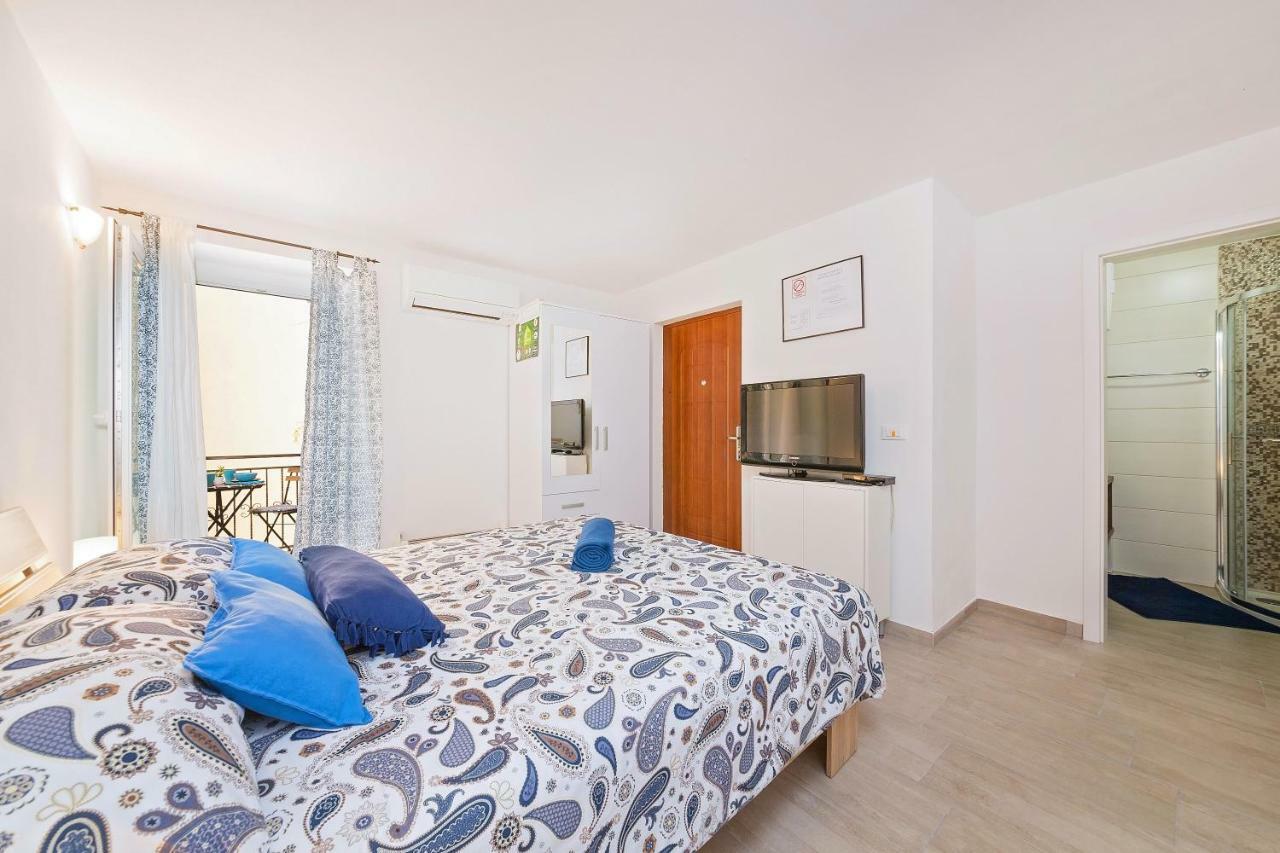 Degrassi Square Apartments (Adults Only) Vrsar Extérieur photo