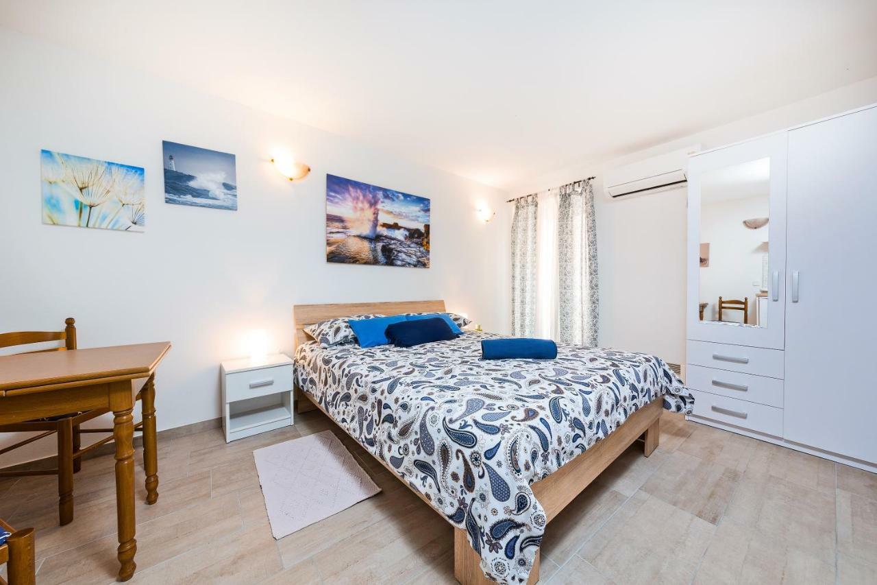 Degrassi Square Apartments (Adults Only) Vrsar Extérieur photo