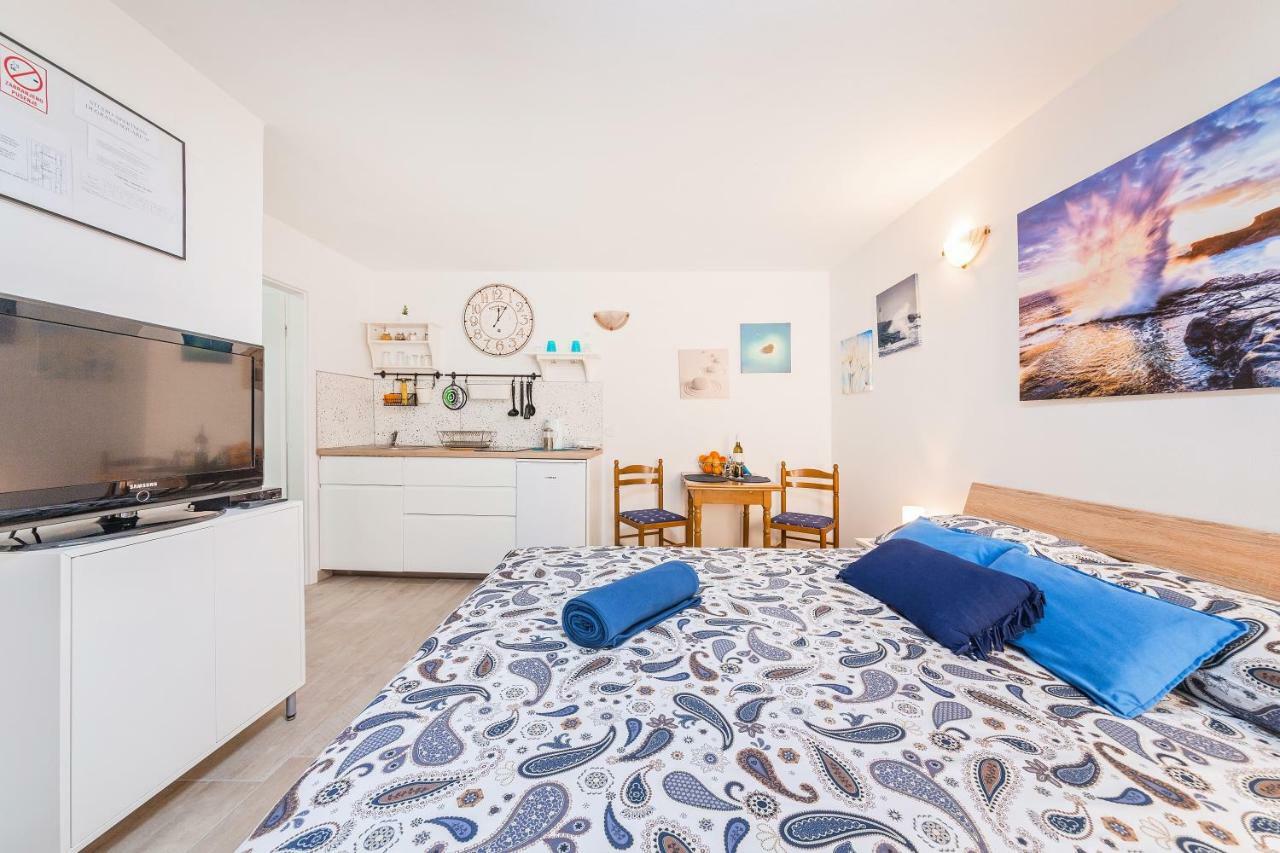 Degrassi Square Apartments (Adults Only) Vrsar Extérieur photo