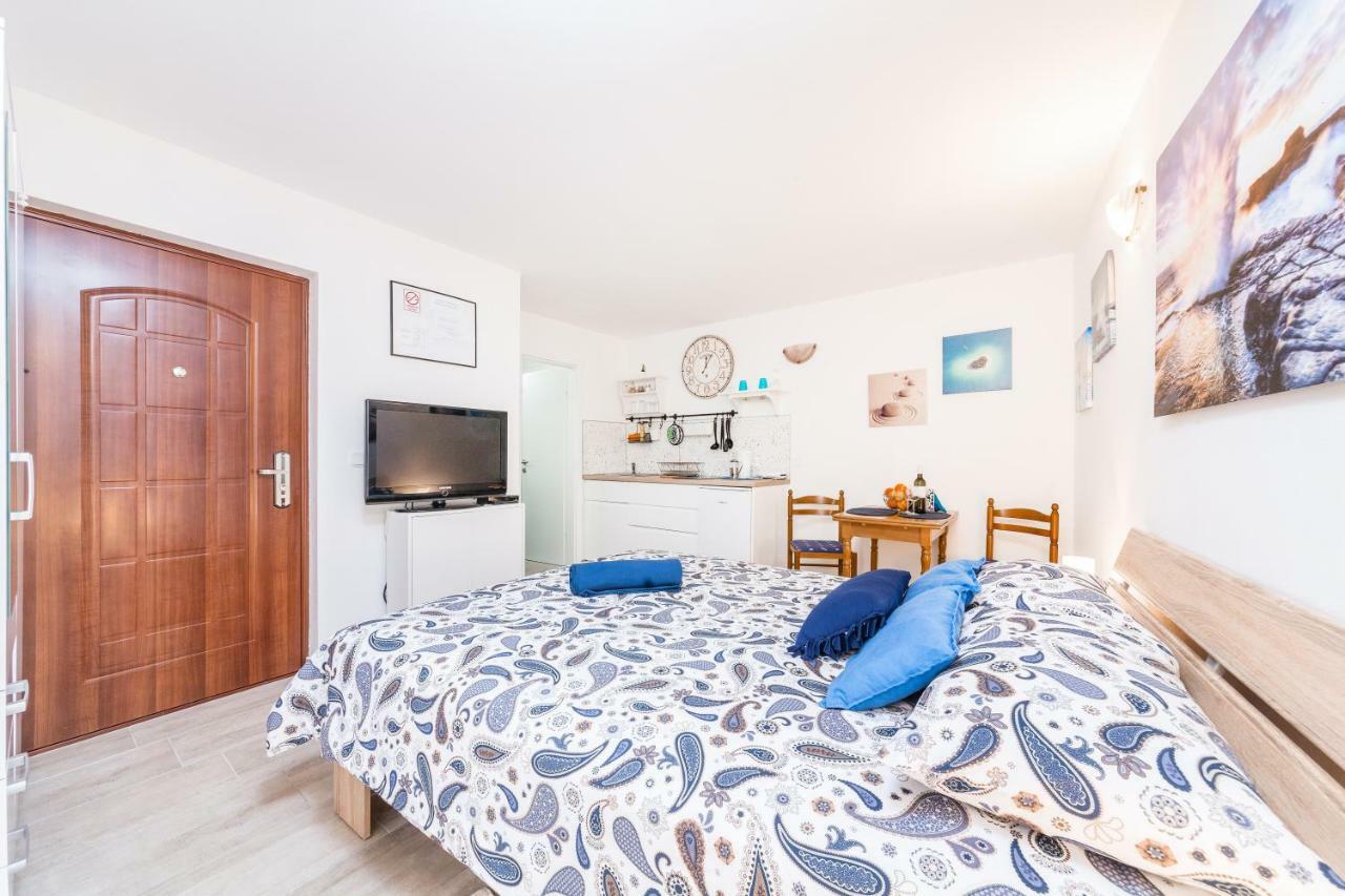 Degrassi Square Apartments (Adults Only) Vrsar Extérieur photo